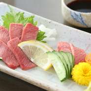 独自ルートで仕入れる新鮮な牛タンは、食感と甘みのある肉の味がクセになる逸品。わさびしょう油でどうぞ。