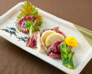 ヒウチとゆう脂も良質な部位で当店人気の品の一つです！
自家製ポン酢or岩塩でお召し上がりいただきます。