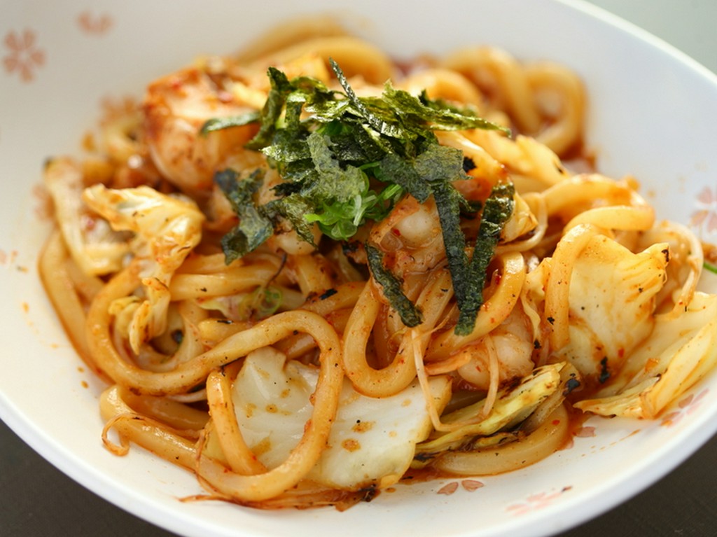 甘辛の自家製タレが後を引く『ホルモン焼きうどん』