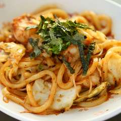 甘辛の自家製タレが後を引く『ホルモン焼きうどん』