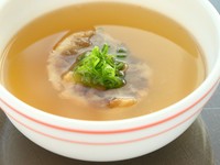 牛の旨みが凝縮しています。特に、お酒を飲んだ後の一杯は、至福のひと言。