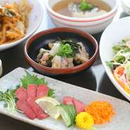 料理は、地元が誇る名産「但馬牛」のほかに、旬の鮮魚、新鮮なホルモン類などが充実しています。