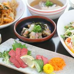 但馬牛、旬の魚、ホルモン料理などが充実