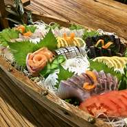 熊本から直送される『馬刺し』、瀬戸内の旬な魚など訪れた人に満足してもらうために、店主が厳選。真心のこもった逸品を、心ゆくまで味わうことができます。