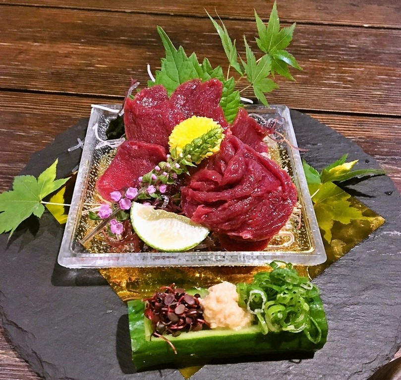 本場熊本直送!!　噛めば噛むほど旨味が広がる『馬刺し』