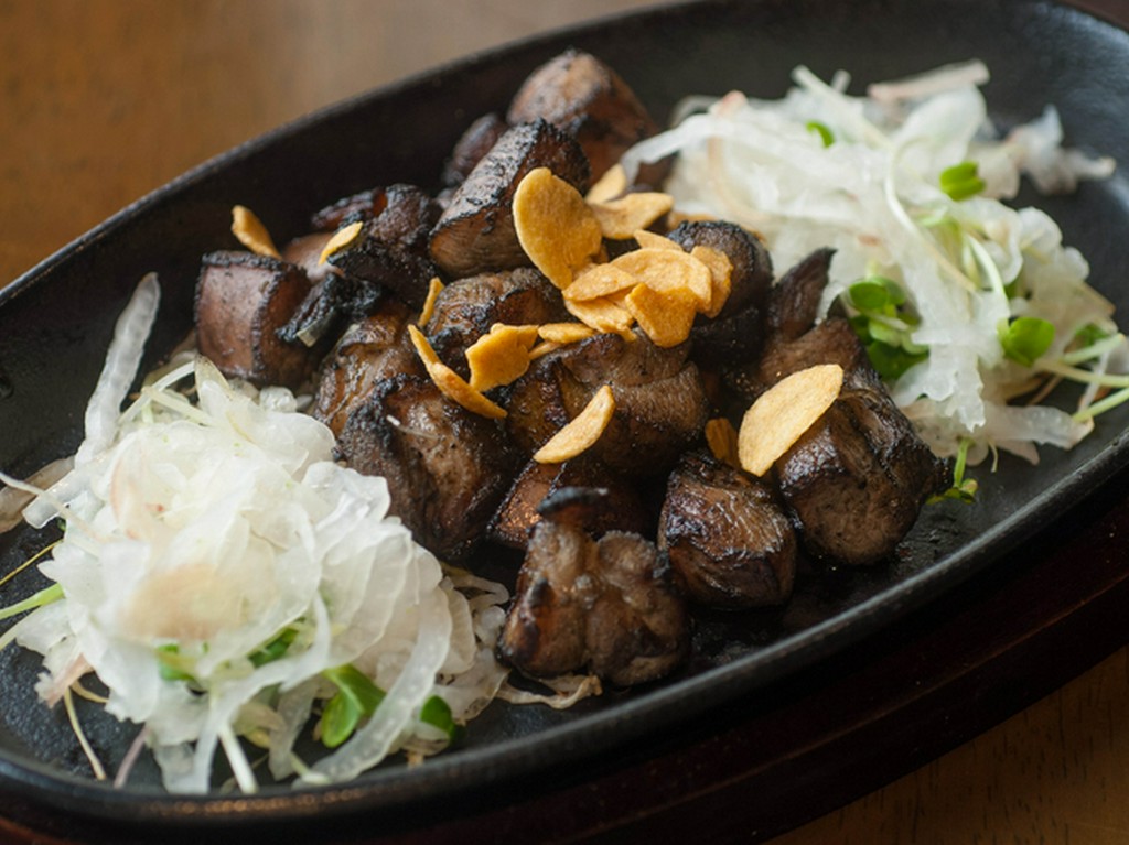 鹿児島産の鶏肉を備長炭で香ばしく焼き上げた『鶏の炭火焼き』