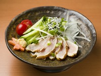 香川県産銘柄肉「讃岐三畜」のひとつ讃岐コーチン。適度の歯ごたえがおいしい一品です。