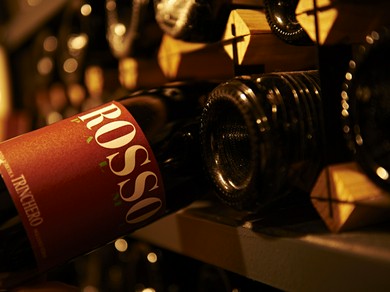 オーナーが自ら買い求めた、300本近いワインを常備