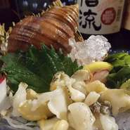 魚介類は市場から毎日のように新鮮なものを仕入れています。
ぜひ刺身でその味をお楽しみください。