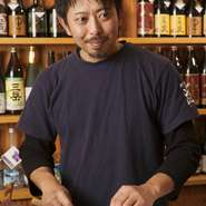 【天海の蔵　瀬上店】の店主、石川さんは他にも2店の飲食店を営んでいます。3店目の今回は「海鮮にこだわった料理」を中心としたメニュー構成にしました。また地酒や焼酎などお酒にも力を入れています。「料理やお酒がおいしいことはもちろんですが、接客の面でも工夫しました。それがiPadで注文できるシステムの導入です」お客様が待たずにスムーズに注文できると好評のようです。