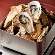 宮城県雄勝から直送される新鮮な牡蠣を一気に蒸しあげ、素材の旨味そのまま堪能出来ます。最後に残ったお出汁も召し上がれます。

9個	2,390円