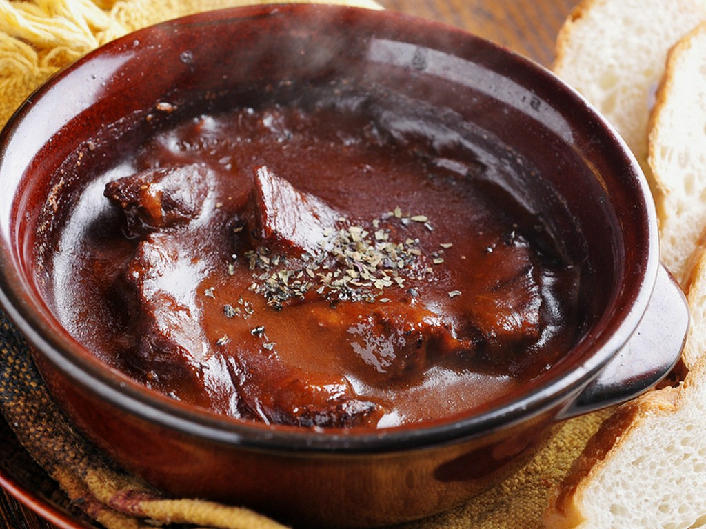 ビールの苦味が効いた大人の味『ギネスビーフシチュー』