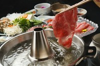 厳選された常盤牛はやわらかく脂の甘みが口の中でとろけます。刺身と天ぷらがセットになった贅沢なコース。