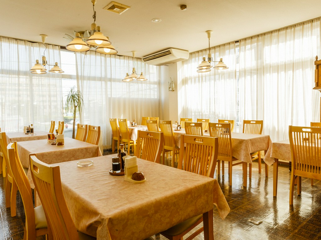 明るく広々としたホールは催事などにおすすめ