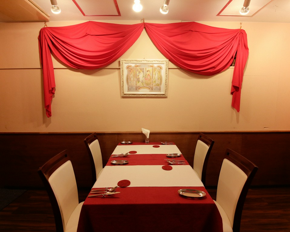 ミュシャに囲まれた大人な雰囲気でワインと料理をご堪能ください