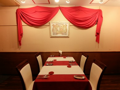 ミュシャに囲まれた大人な雰囲気でワインと料理をご堪能ください