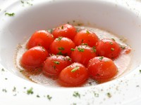 少量の塩やビネガーにハチミツを加えたミニトマトの本来の味を楽しめる逸品。お酒との相性も抜群です。