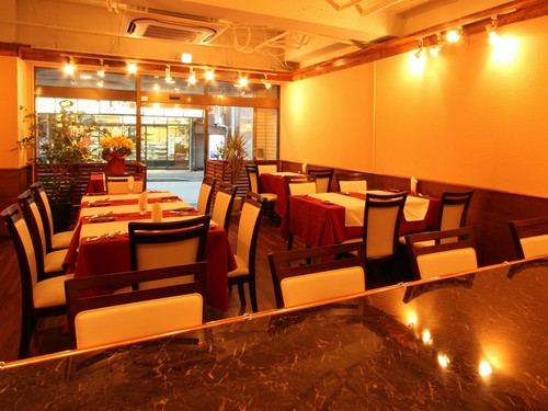 赤と茶を基調とした店内には、温かみのある雰囲気が漂います