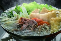 あっさりとした中に深みのある味わいを感じる「しゃも鶏ガラ」スープに彩り豊かな野菜を盛りだくさん入れてお召し上がり頂けます。