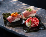 人気の肉にぎりの3種セットです。いろいろなお肉の部位の美味しさがお楽しいただけます。