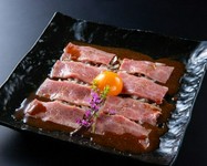 特上カルビの薄切りと香味野菜、卵を混ぜ合わせてお召し上がり下さい。想像以上の美味しさをお届けいたします。