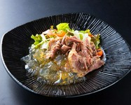 テール身を丹念にほぐし、特製のコンソメ味のジュレドレッシングでお召し上がりいただきます。