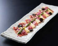 和牛イチボとチーズの美味しさを引き立てる大葉のジェノベーゼソース。イタリアンテイストな美味しさでお肉をお楽しみ下さい。