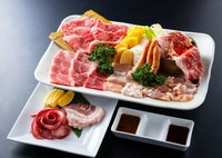 色々な種類のお肉をバランスよく盛り合わせたお得さ一番のセット
２名様用/5,280円 3名様用/7,920円 4名様用/10,560円