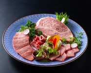 最高級霜降り「松阪牛」の皿盛
■特選リブロース ■特選ロース ■特選薄切りロース ■特選上カルビ ■季節の焼野菜