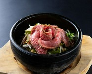 自家製のローストビーフをたっぷりトッピング。