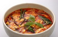 ピリ辛
鶏ガラをじっくり煮込んだスープに赤唐辛子をふんだんに入れた辛口雑炊。