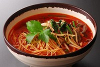 鶏ガラを煮込んだスープに赤唐辛子を入れたピリリと辛い麺料理。
