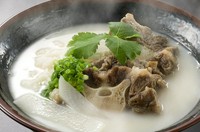 テールをじっくりと炊き込んでコクのあるスープに仕上げ、ご飯を入れた韓流雑炊。