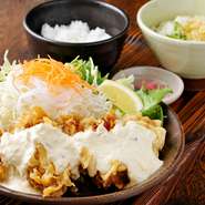 香ばしく揚げたチキンとミニうどん・小ごはん・サラダのお得なセット。