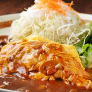 外はふわふわ、中身はトロトロに焼き上げたオムレツ。デミグラスソースとの相性も抜群。