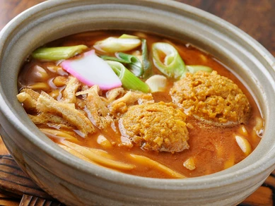 ピリ辛さが後を引く美味しさ『カレー味噌煮込みうどん』