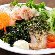 のどごしさわやかなヘルシーうどん。暑い日にぴったりのメニューです。