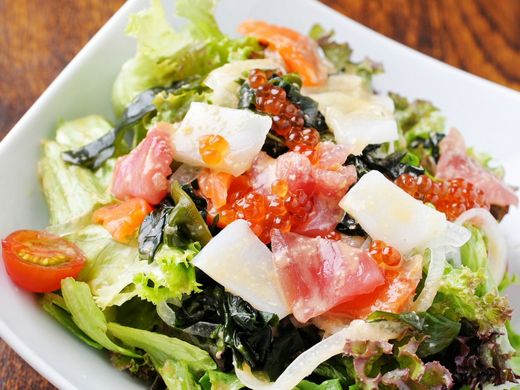 新鮮魚介が盛りだくさん『おまかせ海鮮サラダ』