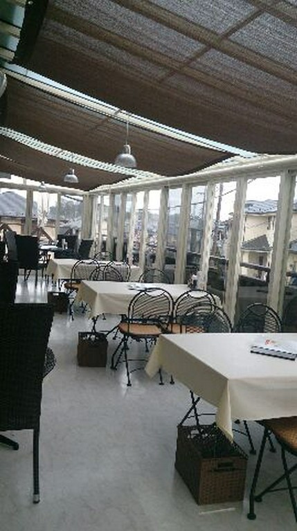 雰囲気抜群！　ちょっと高台の広々としたテラス席！