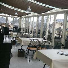 雰囲気抜群！　ちょっと高台の広々としたテラス席！