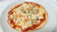 トマトソース・海老・ホタテ・イカ・サーモンのピザ