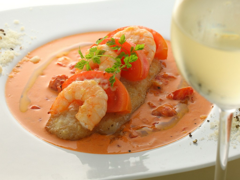 舌平目、海老、トマトがモッツアレラチーズで一体に