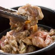 ニンニク、ゴマ、しょうが、果物など、多くの薬味を混ぜ合わせた特製ダレに、カルビを漬け込んだお肉です。