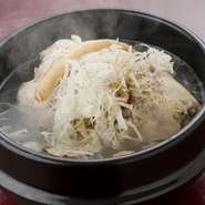 鶏肉に高麗人参、栗、ニンニクなどを詰め込んで長時間圧力鍋で炊きこんでいます。滋養食として大人気。