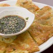 本場韓国では家庭料理として食べられているチヂミ。野菜、エビ、イカなどの海鮮をたっぷり入れています。