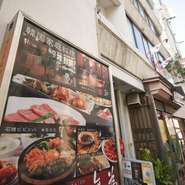 気さくなオーナーをはじめ、スタッフと一緒にトーク、お酒を楽しむことができます。