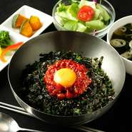 たっぷり韓国海苔とチャンジャ。上から卵黄をのせた食べごたえのある逸品！
◆スープ・サラダ付・おかず3品
