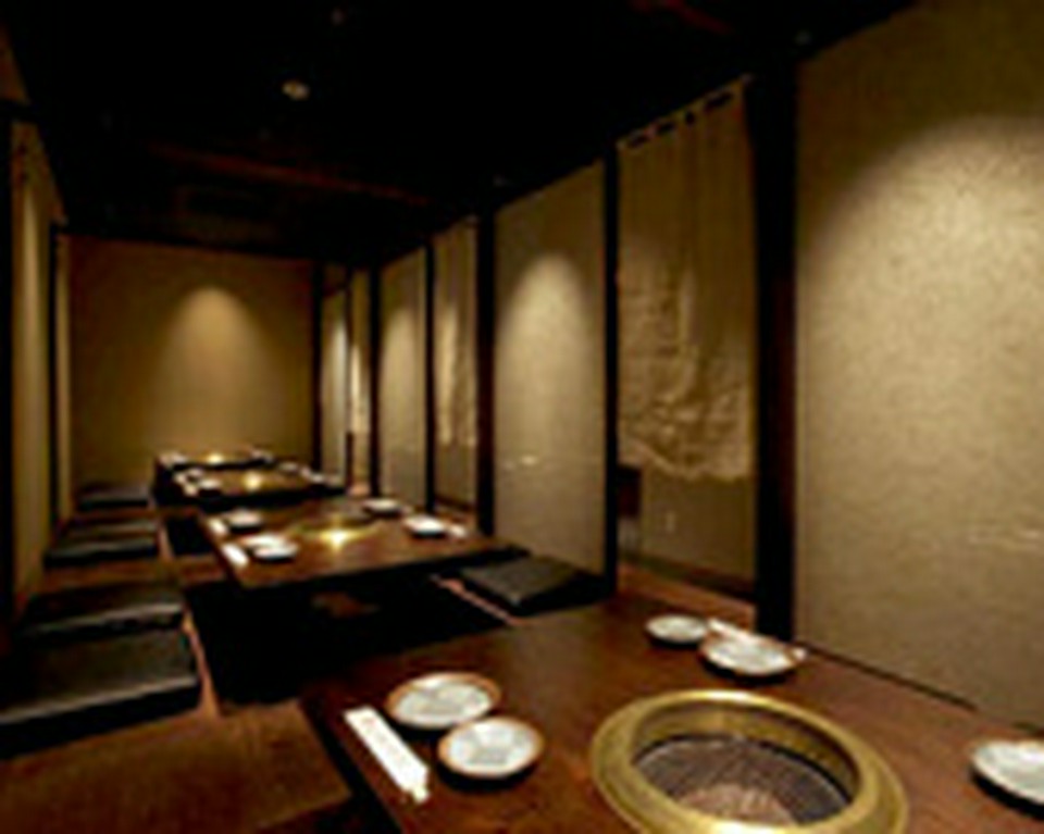 テーブルを囲んで焼肉を楽しみながら、親睦を深める　