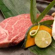 松阪牛をはじめ黒毛和牛の雌牛を中心に最上級ランクの牛だけを一頭買い！
一頭から少量しかとれない希少部位や、その日のおすすめ部位を一番美味しい方法で召し上がって頂きます！
