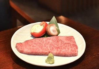 松阪牛サーロインの一枚焼き ひとり1枚！ 
ライスは　三重県産コシヒカリを使用！